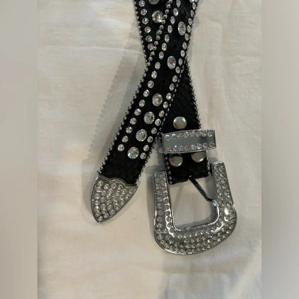 Brand new bling genuine, leather belt,. No stones missing. Size medium large.‎